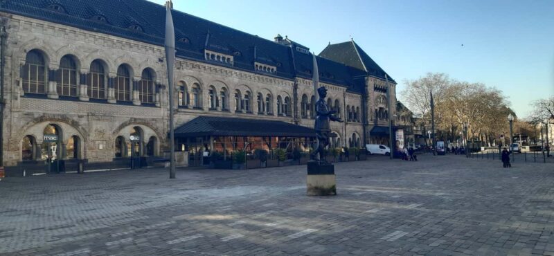 Metz: a guided walking tour of the city's key spots - Walking Through the Imperial District: Mansions and Historic Buildings