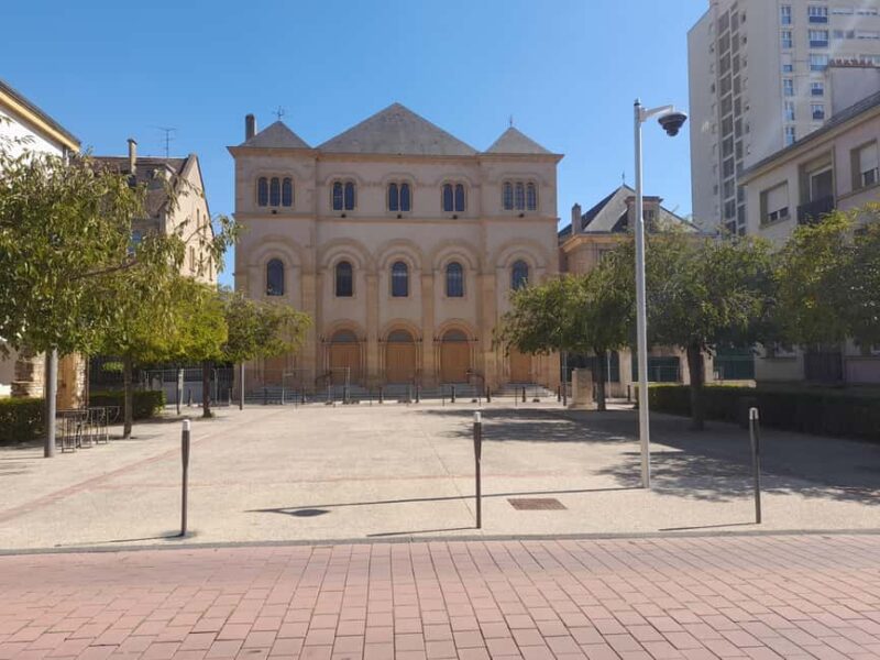Metz: Small Group Walking Tour and Legends Told at Dusk - Wandering through the Outre Seille District