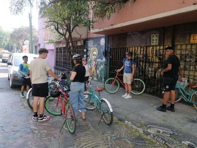 Mexico City: Art Naco, murals & street art bike tour - The Guides: Knowledge, Safety, and Personal Touches