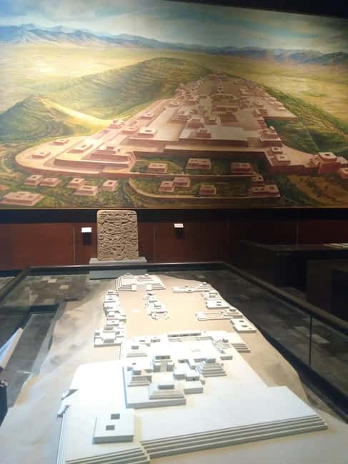 Mexico City: Chapultepec Park and Museums Walking Tour - Walk to the Museum of Modern Art for 30 Minutes