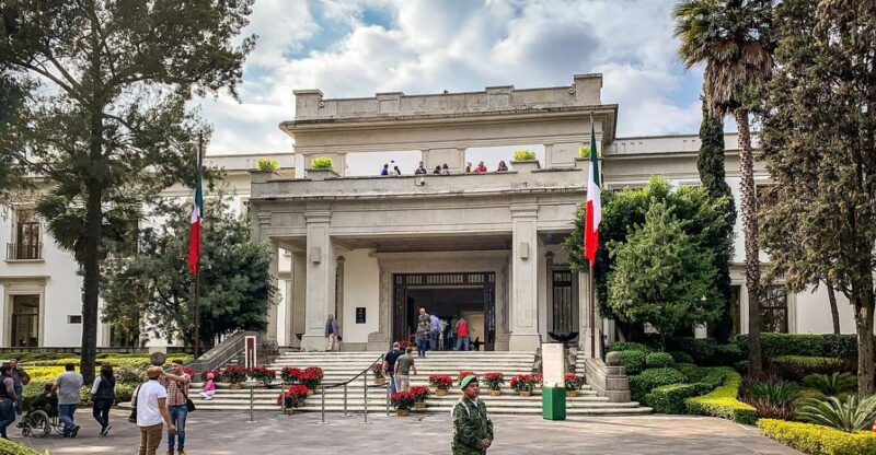 Mexico City: Discover Los Pinos Residence Tour and Cablebus - Exploring the Presidential Statues and Gardens