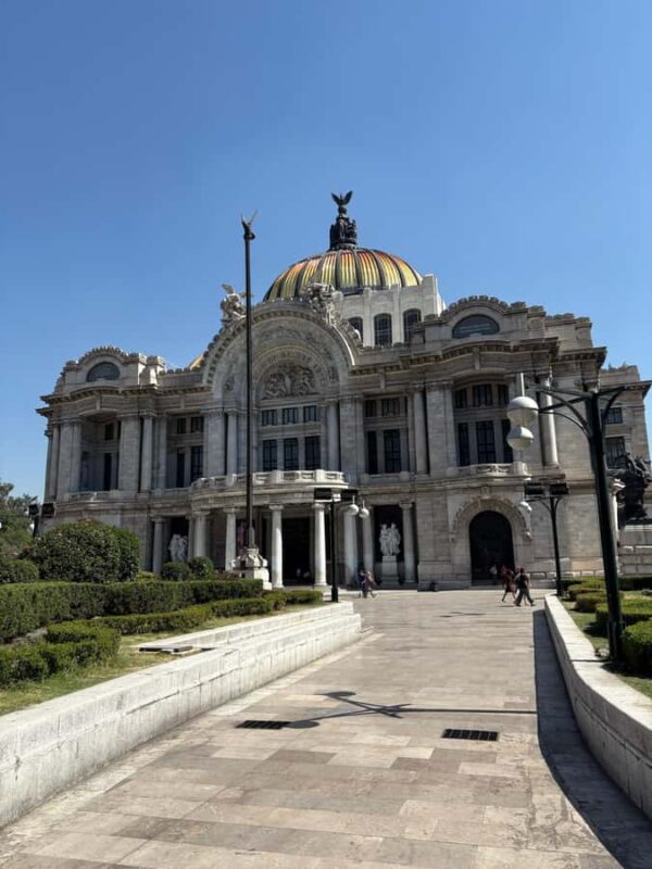 Mexico City: Walking Tour of the Historic Center "El paso de la CDMX" - Continuing the Tour along Paseo de la Reforma