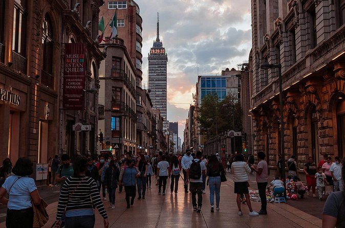 Mexico Citys downtown: history and secrets like never before - Admiring Palacio de Bellas Artes: Art and Cultural Icon