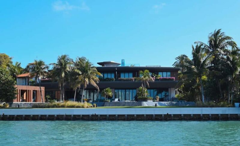 Miami: Biscayne Bay Millionaire's Homes Sightseeing Cruise - Bilingual Commentary: Insights and Humor