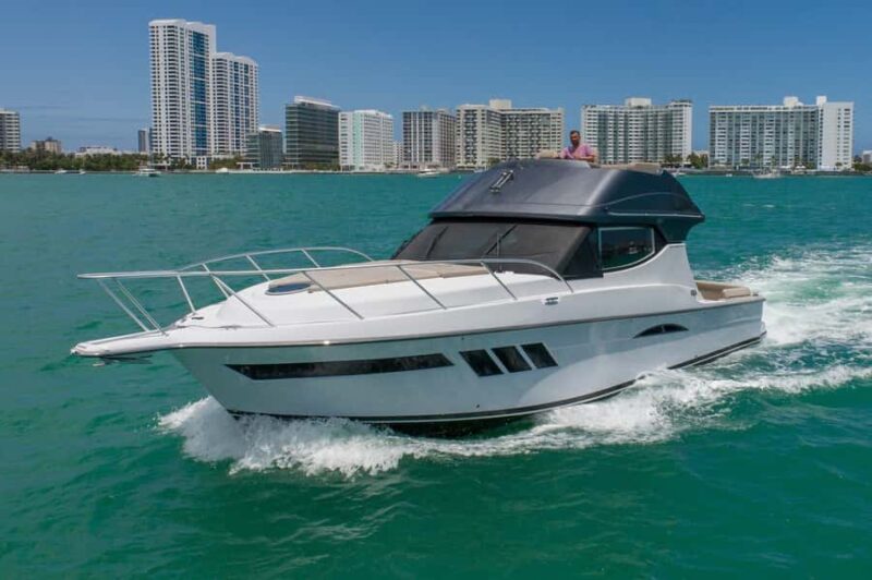 Miami: Exclusive Yacht Charters - Explore Miami’s Iconic Waterfronts on a Private Yacht