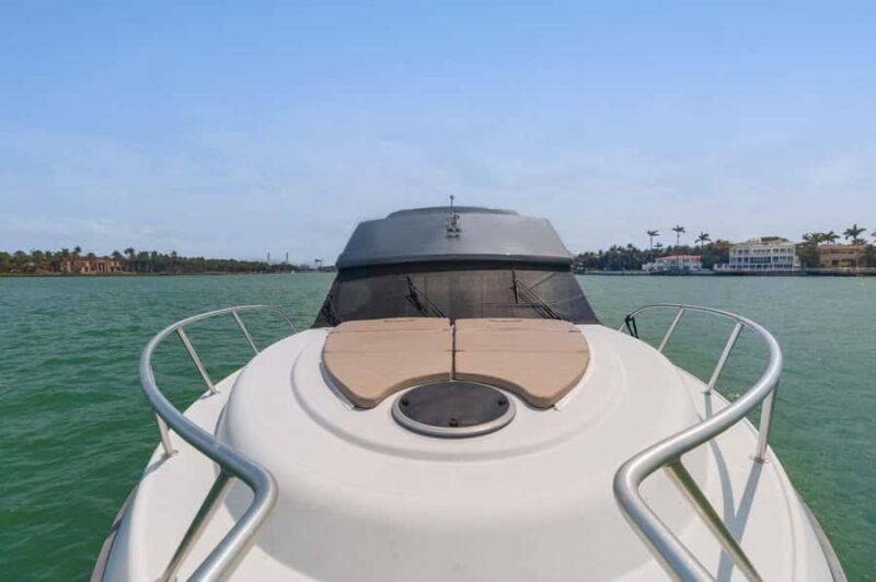 Miami: Exclusive Yacht Charters - A Luxurious Cruise Past Miami’s Wealthiest Homes