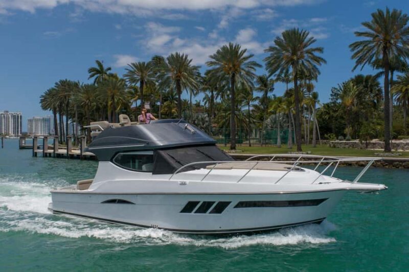 Miami: Exclusive Yacht Charters - Comfort and Entertainment Onboard