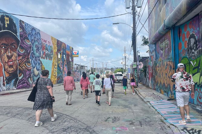 Miami sightseeing and Millionaire row boat tour - Bayside Marketplace and Lunch Break