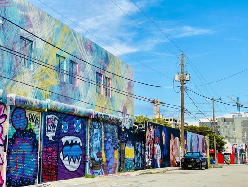 Miami's 3 iconic neighborhoods in 3.5h - in French - Practical Details: Meeting Point, Transfers, and Inclusions