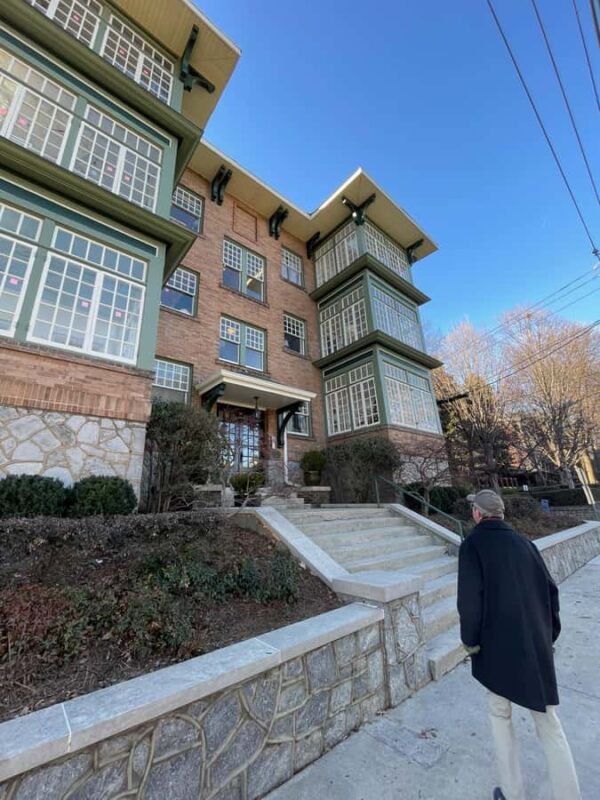 Midtown Atlanta: Walking Tour on Women's History - The Guide’s Approach to Storytelling and Engagement