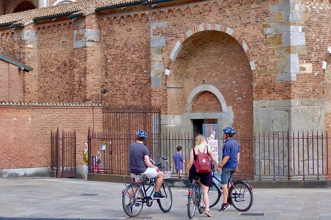 Milan: Bicycle Tour Live Tourist Guide 3 hours and half - The Role of the Guides and Personalization