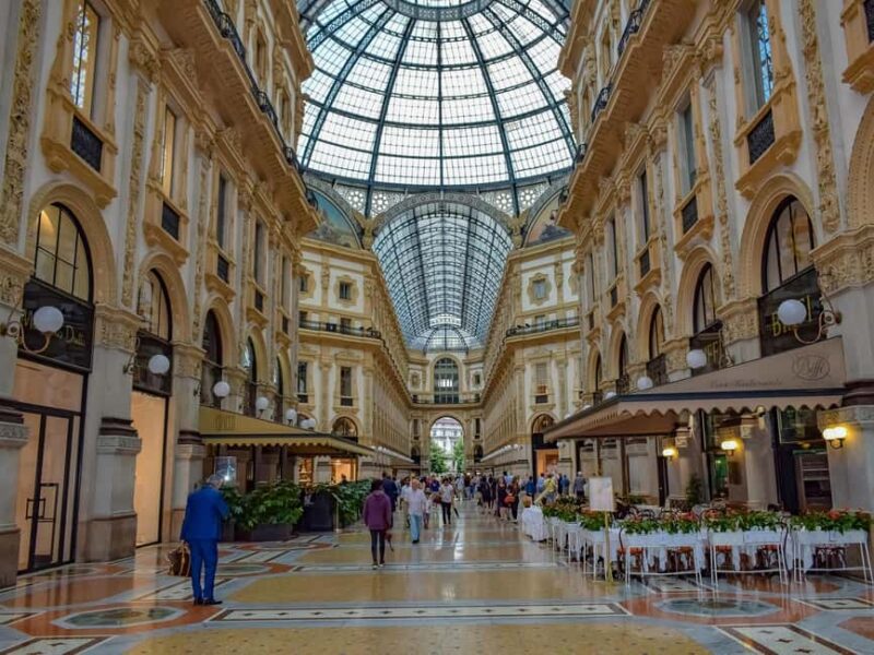 Milan city tour in Portuguese - Walking to Galleria Vittorio Emanuele II