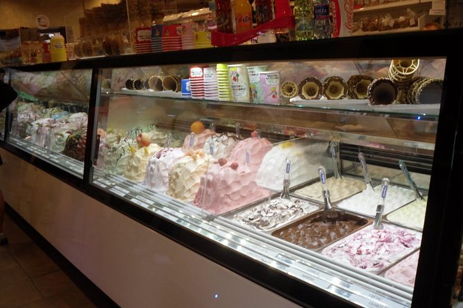 Milan : ITALIAN FOOD TOUR - 3h - Relaxing with Authentic Gelato at Porta Nuova