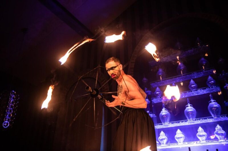 Milan: Maison Milano Dinner and Show - Enjoying the Fire Performers and Acrobatics