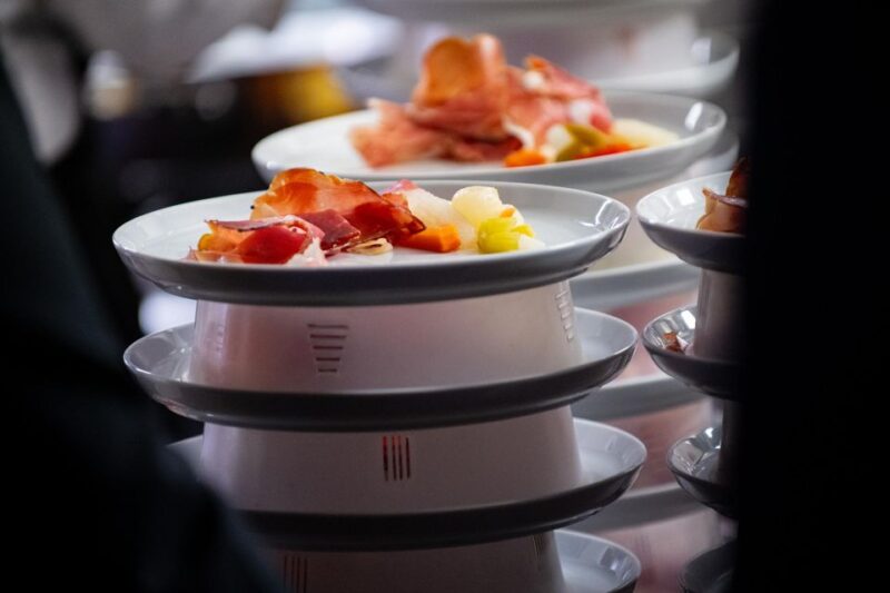 Milan: Maison Milano Dinner and Show - Practical Details: Meeting Point and Accessibility