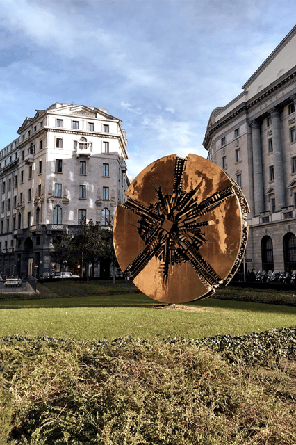 Milan Postcard Viewpoints Walk with Locals - Travel Bloggers - Starting at the Duomo: Meeting Point and Initial Impressions