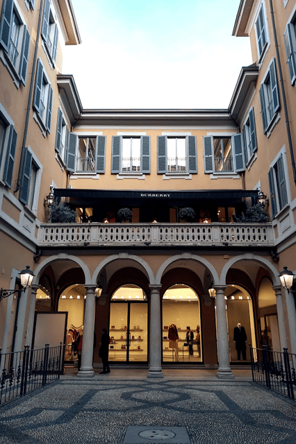 Milan Postcard Viewpoints Walk with Locals - Travel Bloggers - Capture the City’s Essence at Piazza del Duomo