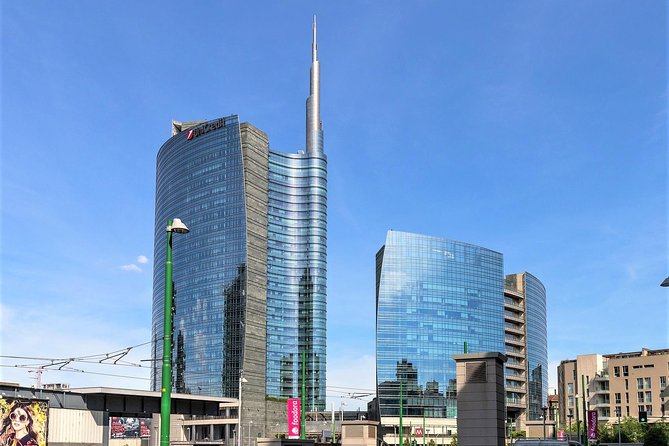 Milan Skyscrapers Guided Tour: Porta Nuova, Unicredit tower & Vertical Forest - Visiting the Unicredit Tower in Piazza Gae Aulenti