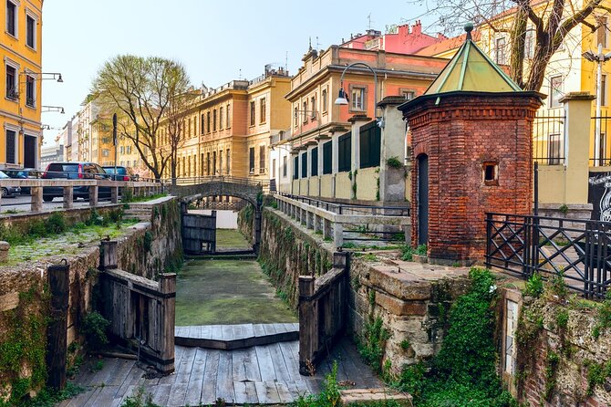 Milan: Small-Group Walking Tour of the Duomo and the Center - View the Exterior of Teatro alla Scala