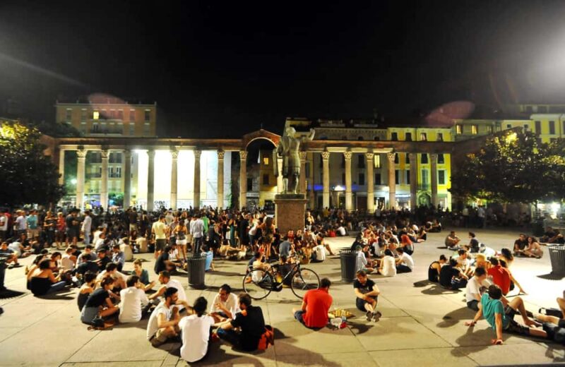 Milan Social Walk: Bars, Squares & Local Vibes - Milan Social Walk: A Guide to the City’s Nightlife in Navigli