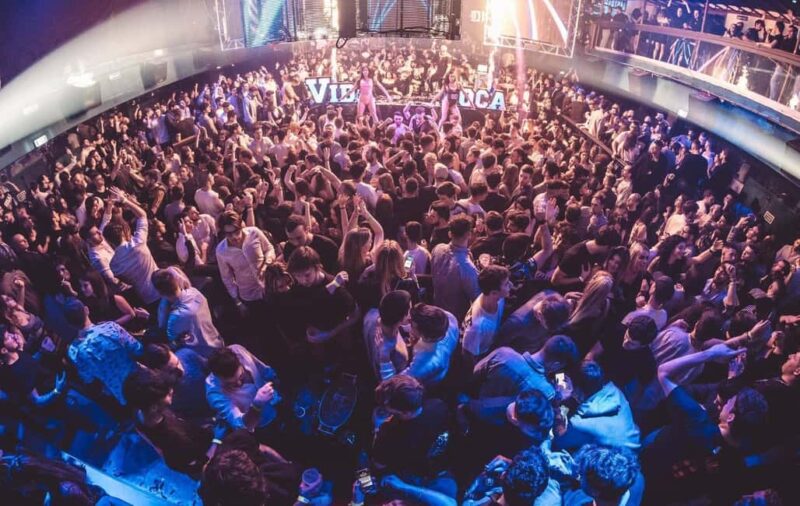 Milan Social Walk: Bars, Squares & Local Vibes - Social Vibes and Meeting International People