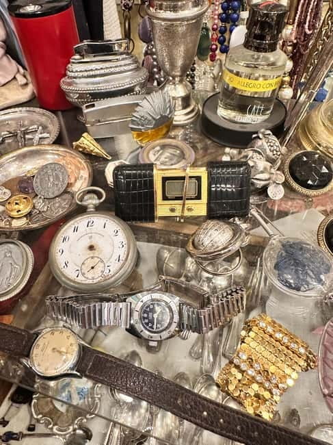 Milan: The Ultimate Vintage Shopping Guidebook - Discover Vintage Clothing, Jewelry, and More