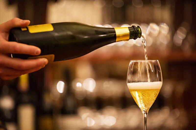 Milan: Wine Tasting Experience in the City Centre - Key Points