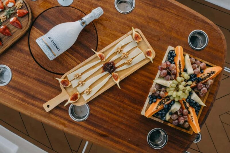 Milos: Small Group Yacht TourKleftiko Sarakiniko Poliegos - Scenic Passes by Kimolos and Glaronisia