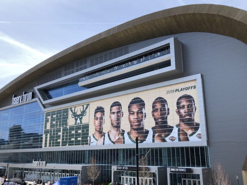 Milwaukee: Sightseeing Bus Tour - Scenic Views at North Point Lighthouse and Lake Park