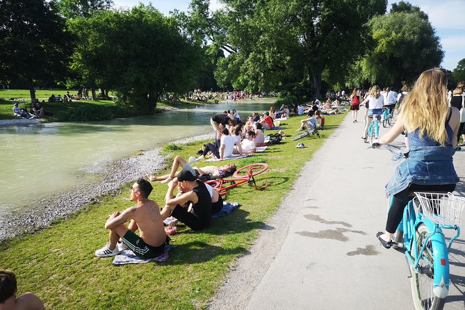 Mini Classic Bike Tour incl. Beer Garden Stop @ 4pm - Biking Through the English Garden and Surfers