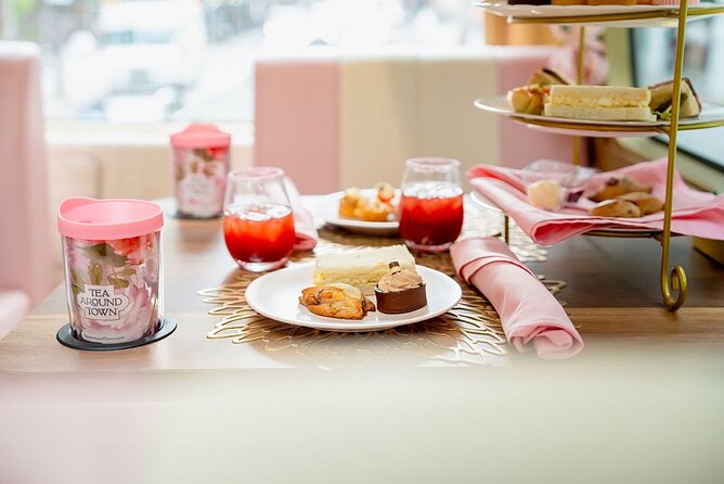 Mobile Tea Room Experience in New York - Knowledgeable Guides and Engaging Commentary