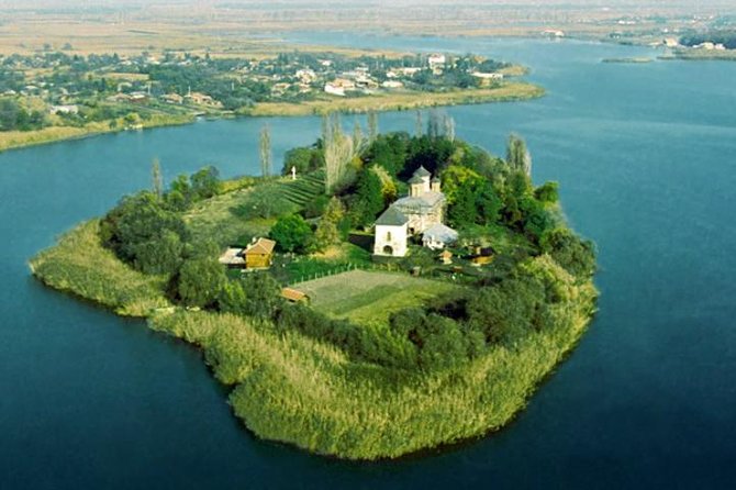 Mogosoaia Palace & Snagov Monastery: Private tour from Bucharest - Architectural Highlights of Mogosoaia Palace