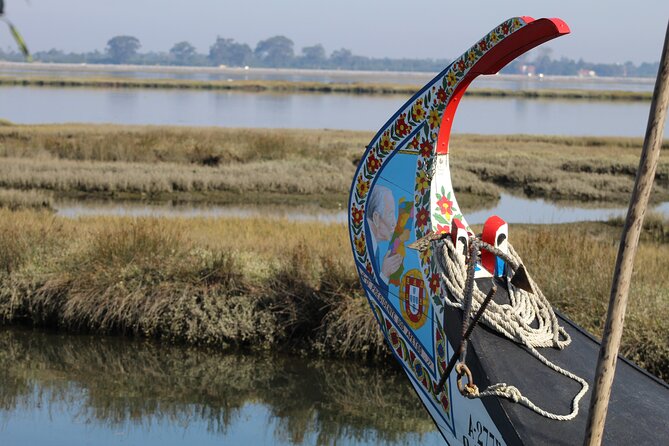 Moliceiro boat trip, with experience in bivalves harvesting - Experienced Guides and Multilingual Explanations