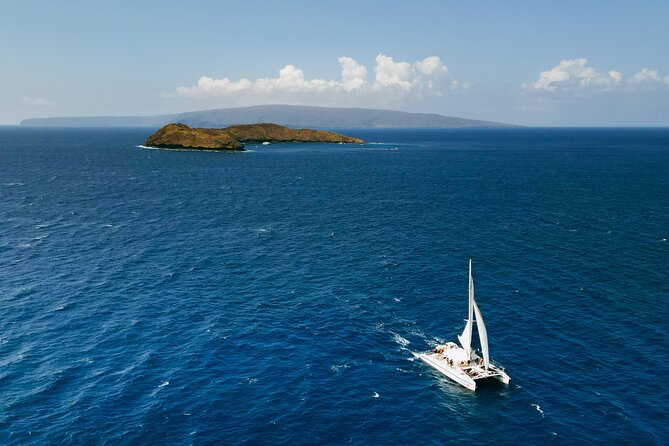 Molokini Snorkel and Performance Sail from Ma'alaea Harbor - Food and Drink: Onboard Dining and Beverages