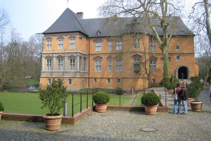 Mönchengladbach: Castles Of Niederrhein Guided Segway Tour - Exploring Wickrath Castle’s Courtyards