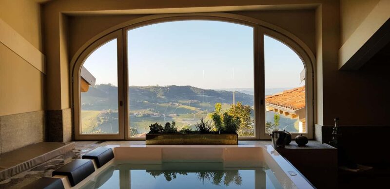 Monforte d'Alba: Jacuzzi Ritual with Wine Tasting - Tasting Two Wines Paired with Local Products
