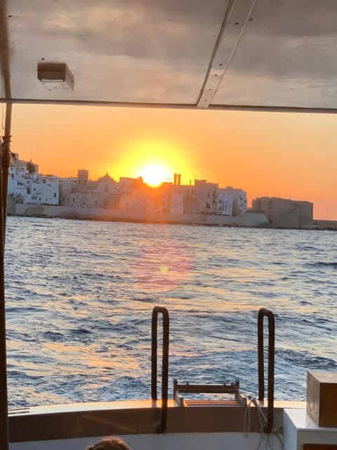 Monopoli: tour in barca a Polignano con soste e aperitivo - Key Points