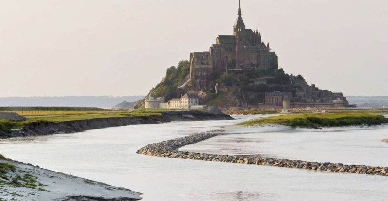 Mont Saint-Michel & Chateaux Country 3-Day Tour from Paris - Discovering Château de Langeais and Leonardo da Vinci’s Home