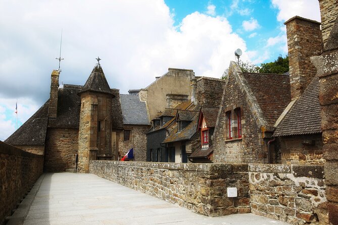 Mont Saint Michel Guided Day Trip with Hotel Pickup - Discovering the Medieval Atmosphere and Shops