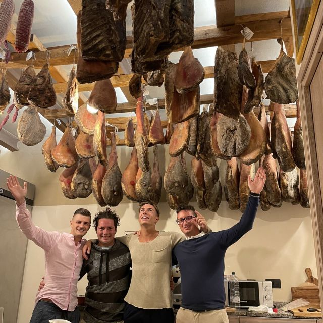 Montepulciano: Cinta Senese Tour With Food Tasting - Visiting a Typical Cinta Senese Farm in Montepulciano