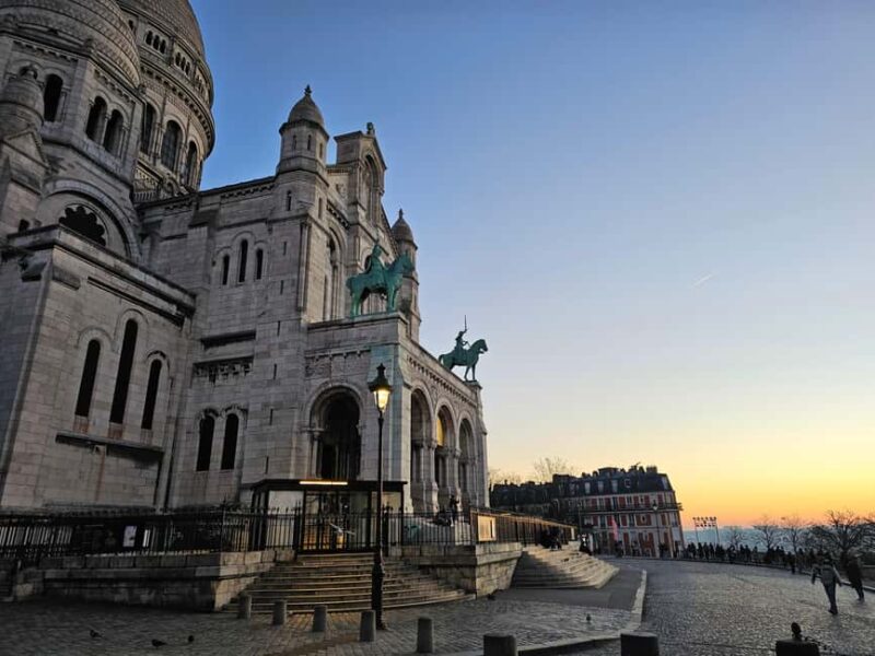 Montmartre Before the Crowds: Walk Tour & Breakfast - Key Points