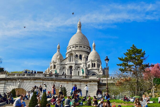 Montmartre Guided Walking Tour: Famous Artists and Cabarets - The Vineyards and Artistic Square of Montmartre