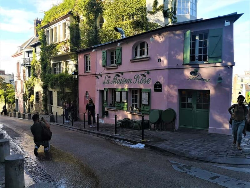 Montmartre : private family tour - Discover the Charm of Montmartre on a Family Tour