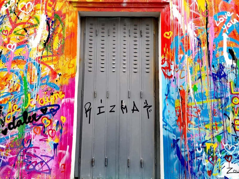 Montmartre : private family tour - Discovering the Wall of Love and Artistic Heritage