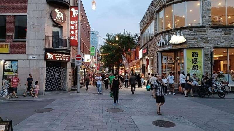 Montreal: Old Montreal at Twilight Walking Tour - Ease of Meeting and Tour Logistics