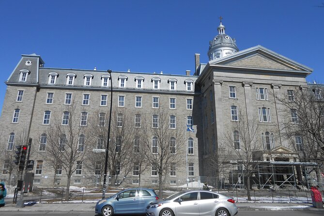 Montreal self-guided walking tour and scavenger hunt - Accessibility and Pet-Friendly Features