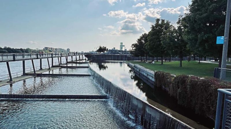 Montreal: Walking Tour 2h Downtown, RESO and Old Montreal - Passing Through Downtown Landmarks and the Underground City