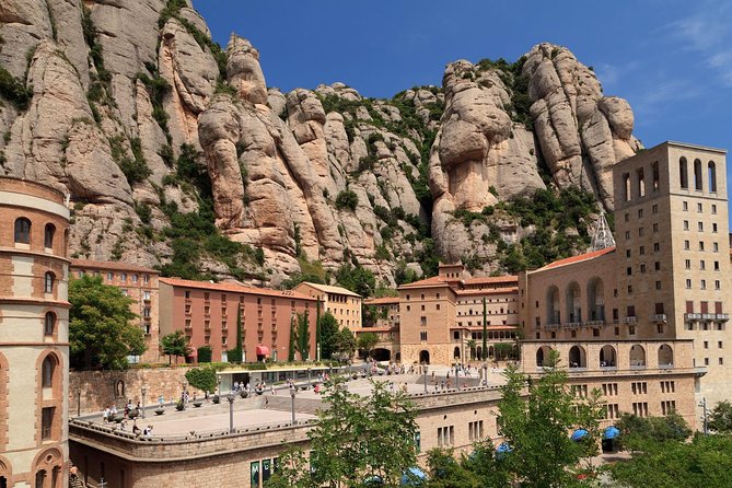 Montserrat Monastery and Sagrada Familia Tour with Liquor Tasting - Exploring the Montserrat Basilica and Its Artistic Treasures