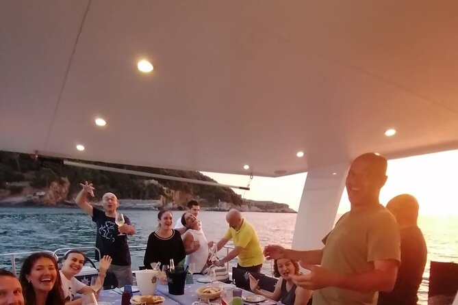 Morning or evening tour with aperitif, lunch or dinner and bathroom breaks - Key Points