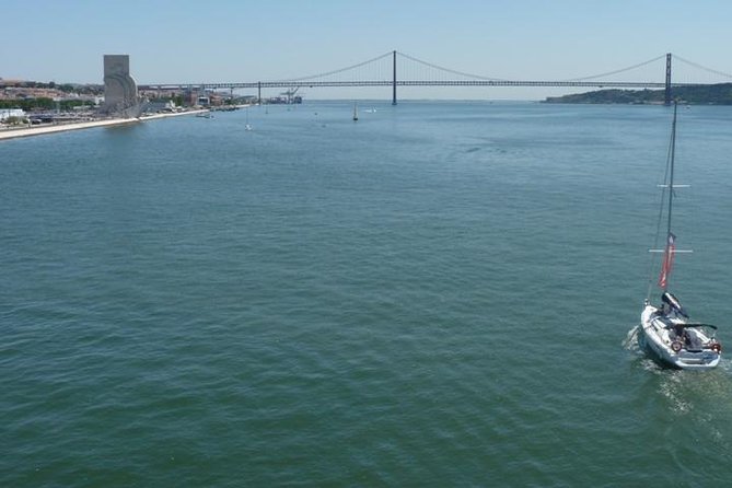 Morning Sailing Tour in Tagus River from Lisbon - Onboard Experience: Refreshments and Comfort